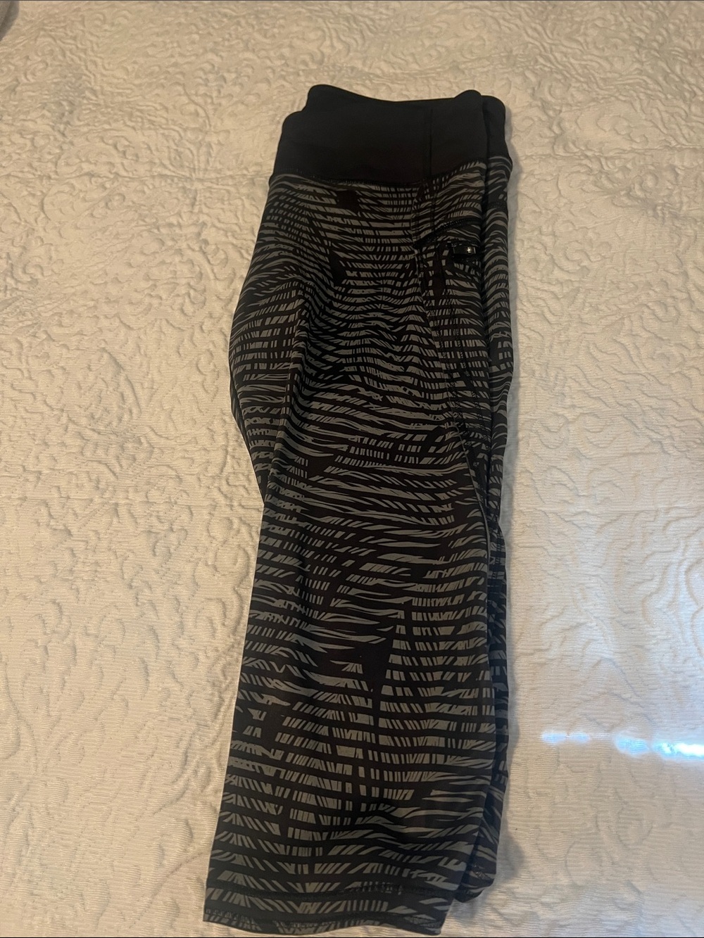 Women Black Patterned Active Capri Leggings, size 8 with no  tags